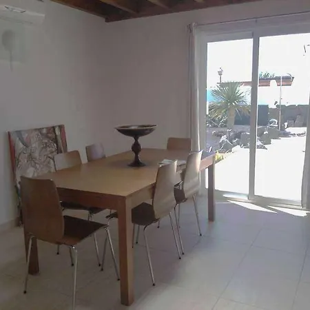 Playa Blanca Sleeps 6 Pool Wifi Apartment *